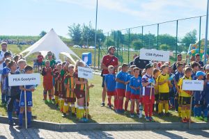 zdjęcie przedstawia rozpoczęcie turnieju ze wszystkimi drużynami ustawionymy w szeregu