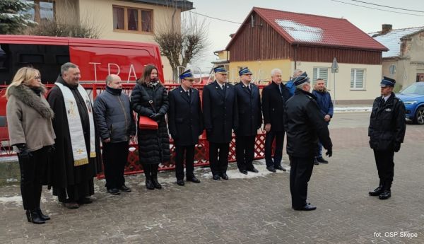 Zdjęcie grupowe zaproszonych gości – na pierwszym planie , dh Zbigniew Agaciński – Prezes Zarządu Oddziału Powiatowego ZOSP...