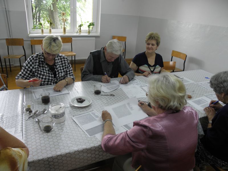 2. Uczestnicy Klubu Seniora podcza spotkania