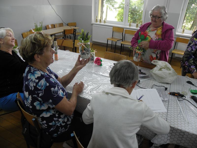 5. Uczestnicy Klubu Seniora podczas zajęć