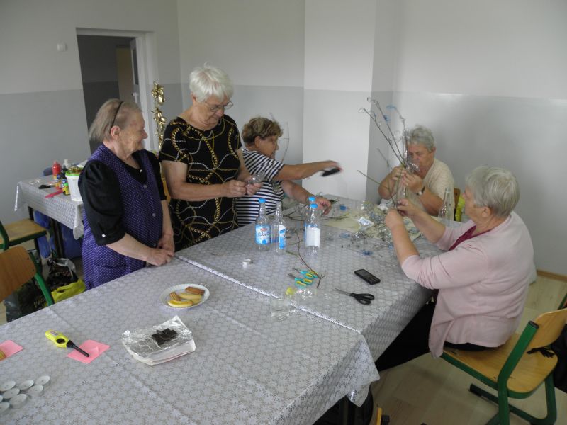 11. Uczestnicy Klubu Seniora podczas zajęć
