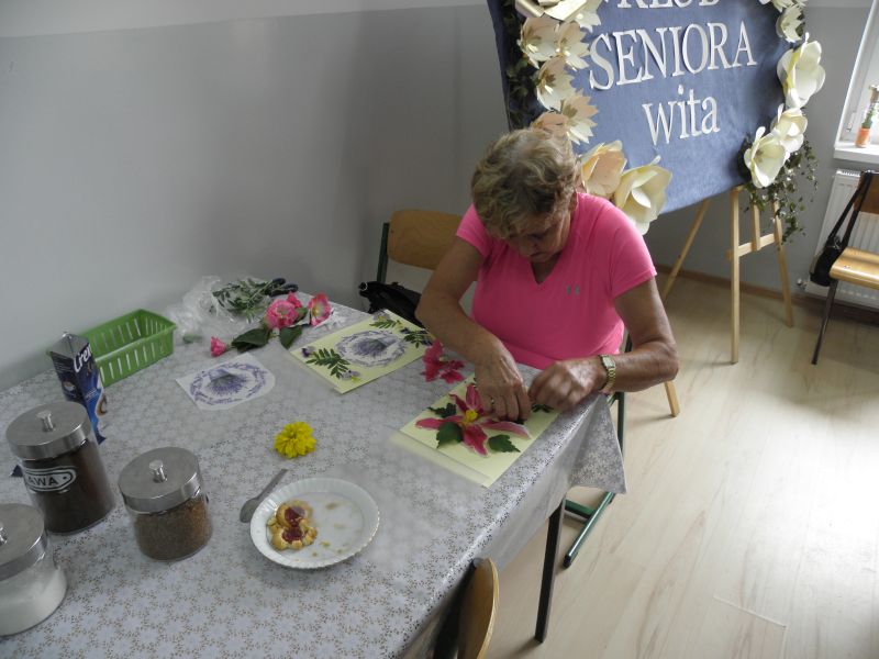 14. Uczestniczka Klubu Seniora podczas zajęć
