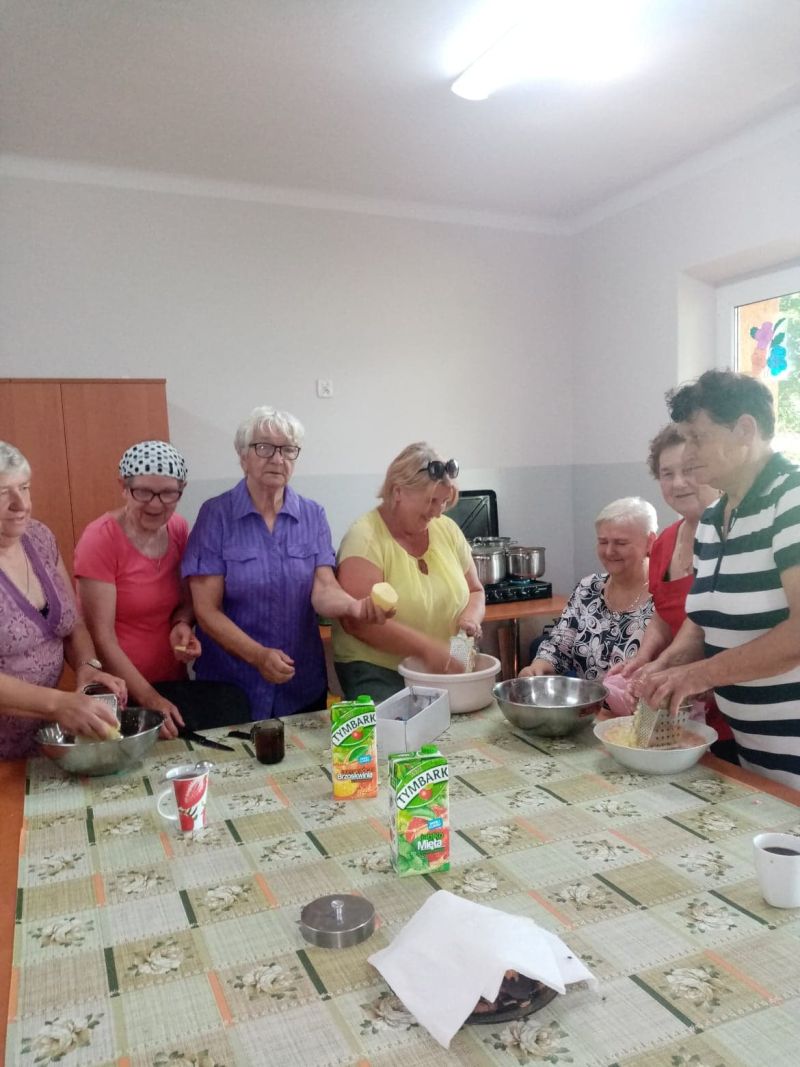 16. Uczestnicy Klubu Seniora podczas zajęć