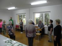 6. Uczestnicy Klubu Seniora podczas zajęć
