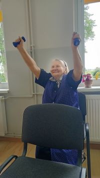 8. Uczestniczka Klubu Seniora podczas zajęć