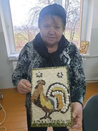 4. Uczestniczka Klubu Seniora podczas zajęć