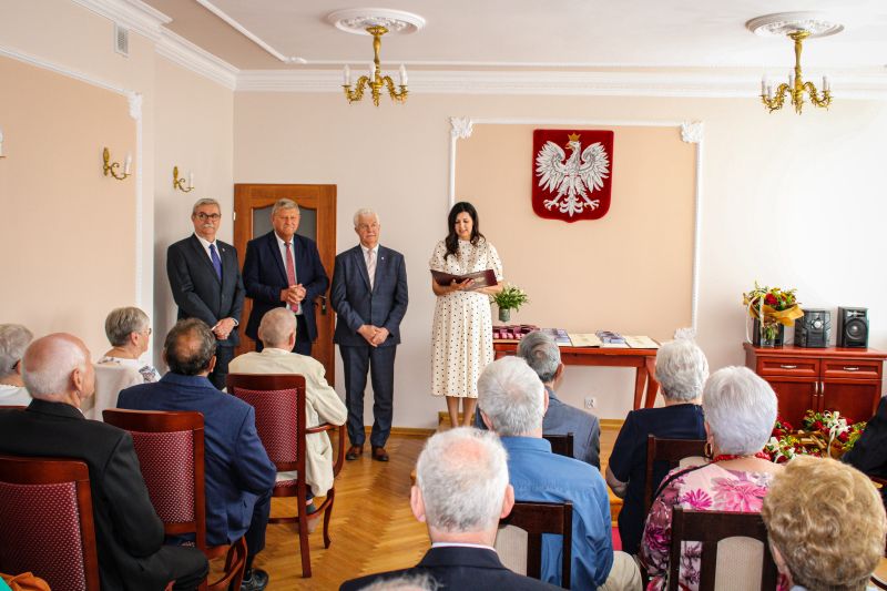 Od prawej strony Zastępca Kierownika Urzędu Stanu Cywilnego w Skępem Aneta Kisielewska obok Niej Burmistrz Miasta i Gminy...