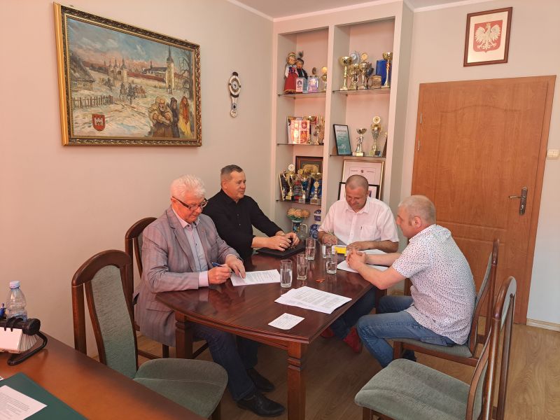 Piotr Wojciechowski i Piotr Redecki podpisują umowy podpisują umowy