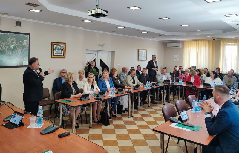 Zdjęcie przedstawiające przemawiającego Starostę Lipnowskiego Krzysztofa Baranowskiego skierowanego w stronę uczestników...