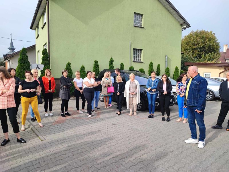 Na zdjęciu widać pracowników urzędu przed urzędem miasta i gminy Skępe
