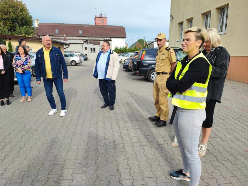 Na zdjęciu widać pracowników oraz przedstawicieli z PSP Lipno oraz Przedsiębiorstwa Handlowo-Usługowego Dariusz Domagalski...