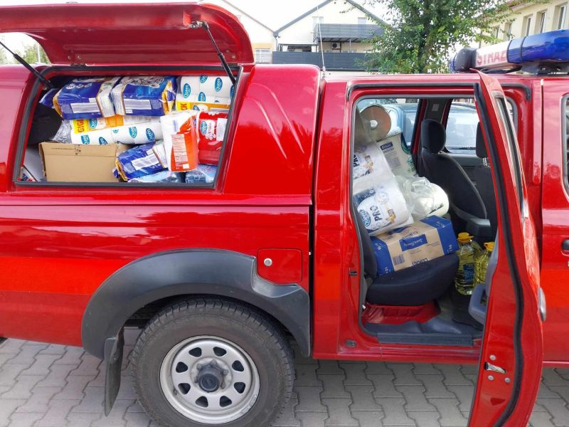 Pakowanie darów dla powodzian do samochodów.