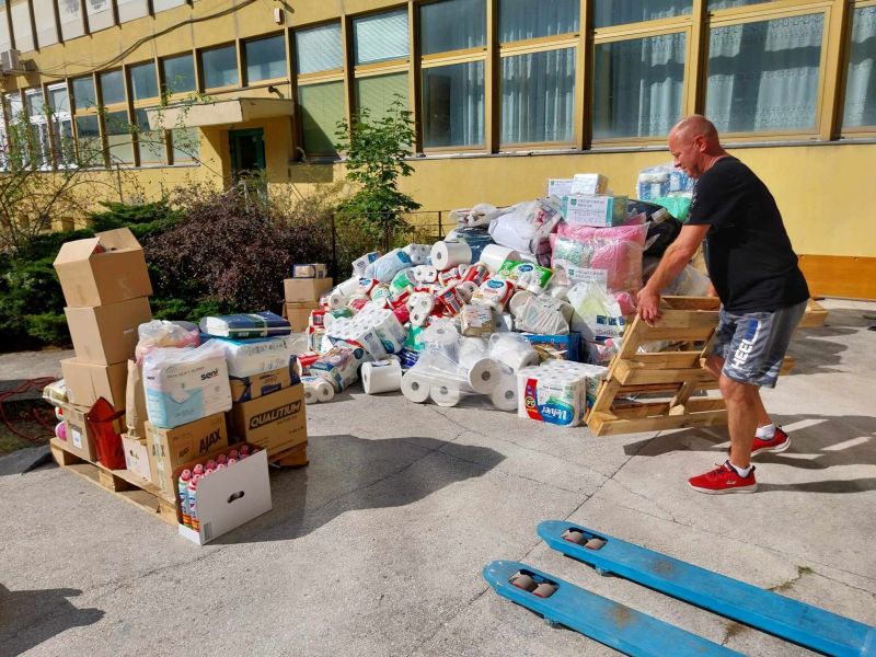 Wypakowywanie darów przekazanych przez mieszkańców w Przysieku