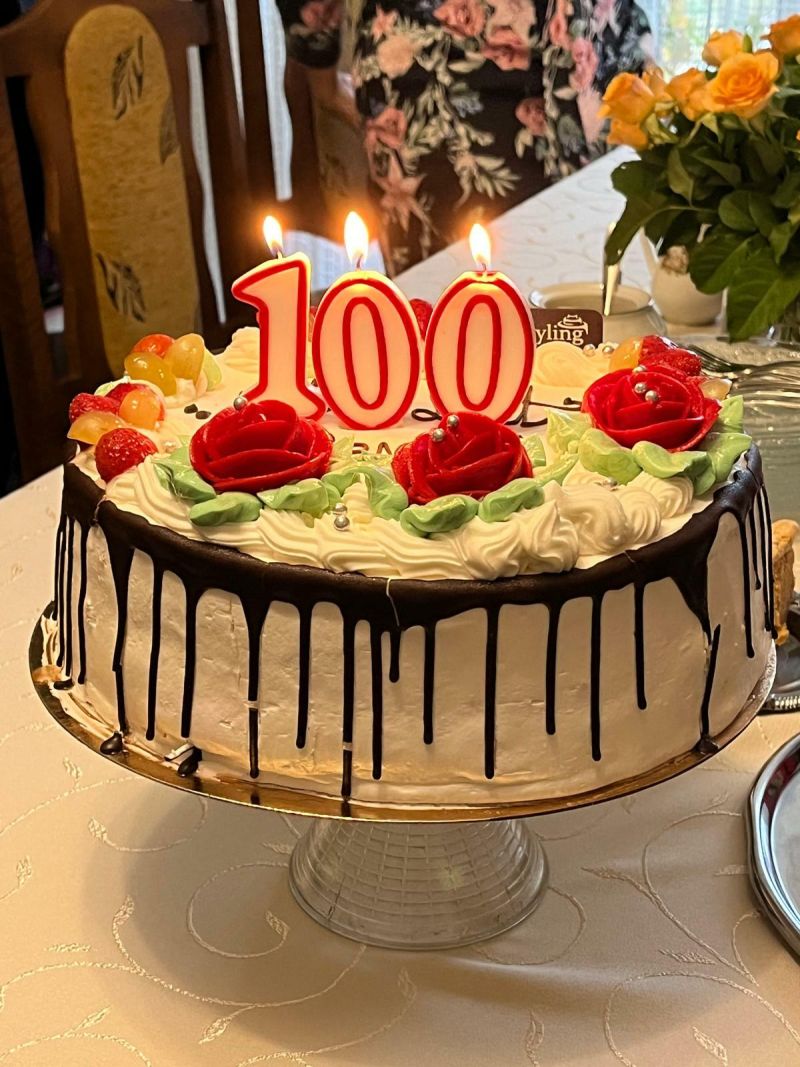 Zdjęcie tortu z okazji 100 urodzin