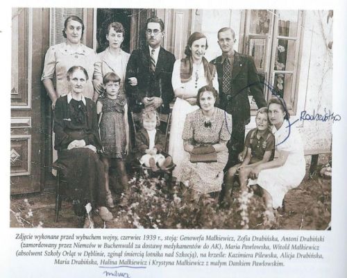 zdjęcie przedstawia rodzinnę Witolda Eugeniusza Małkiewicza