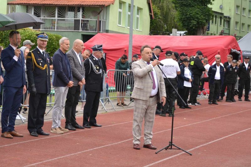 Starosta Lipnowski Krzysztof Baranowski podczas przemównienia odczas zawodów MDP w Skępem.