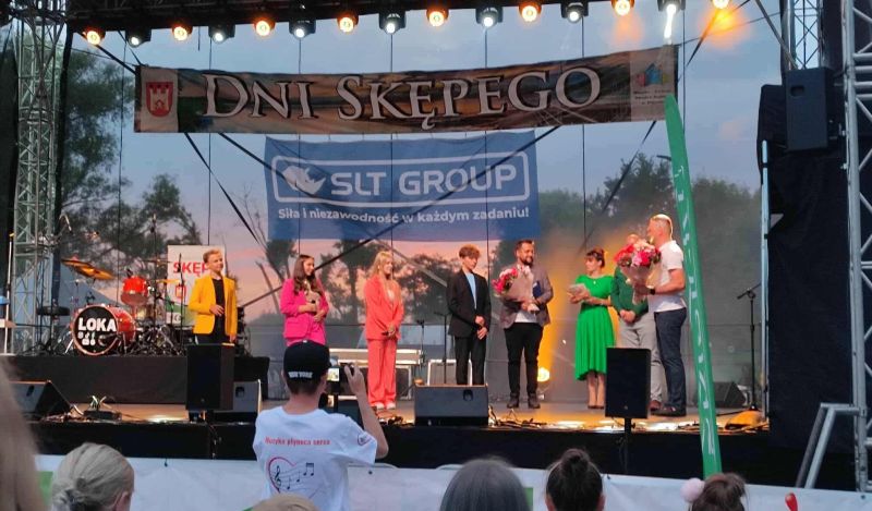 4. Podziękowania na scenie dla zespołów występujących podczas Dni Skępego.