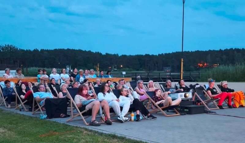 7. Widzowie podczas oglądania Kina Plenerowego