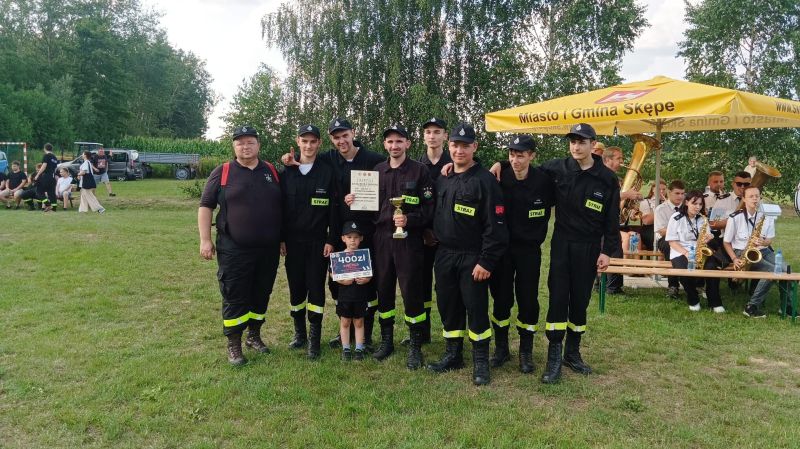 12. Zdjęcie grupowe całej druzyny OSP Wólka