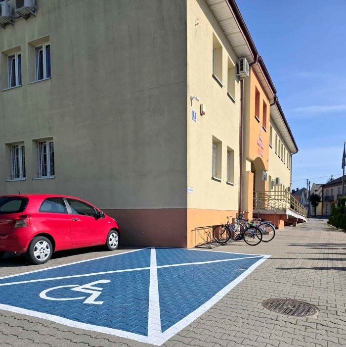 Na zdjęciu widoczne jest nowe miejsce parkingowe dla niepełnosprawnych.