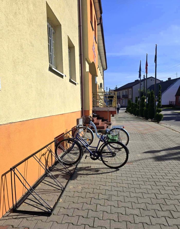 Na zdjęciu widoczny jest odnowniony stojak na rowery, który znajduje się przed urzędem.