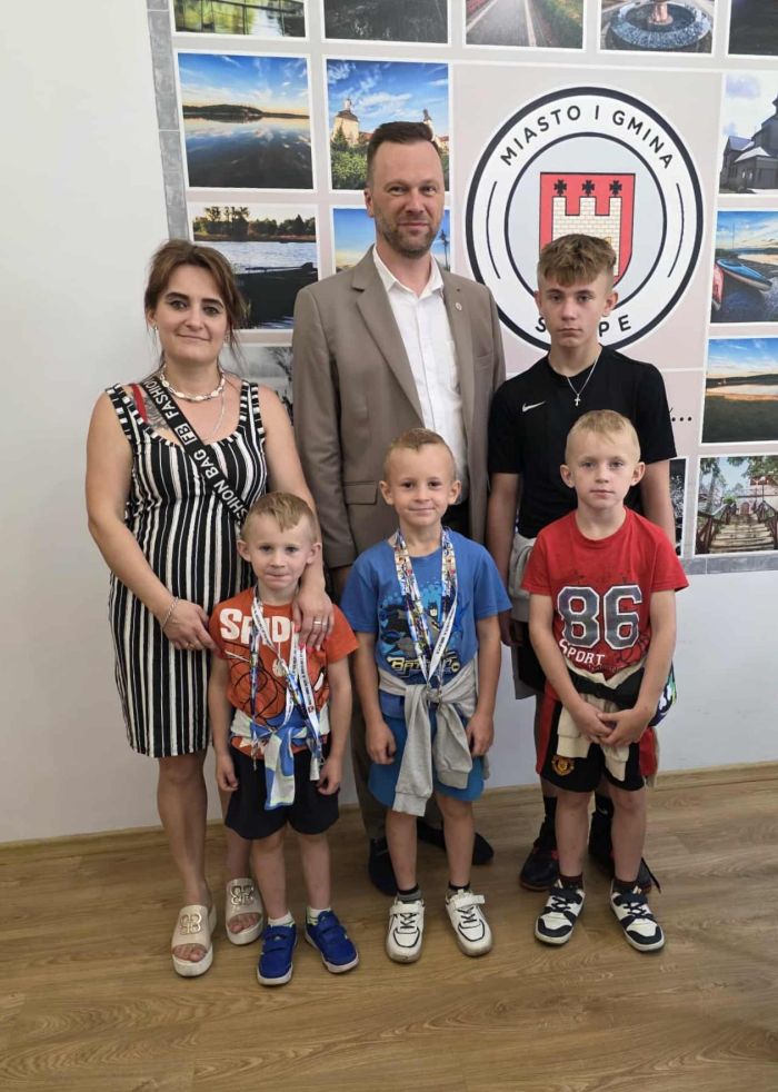 Burmistrz Miasta i Gminy Skępe wraz z mama i rodzeństwem.