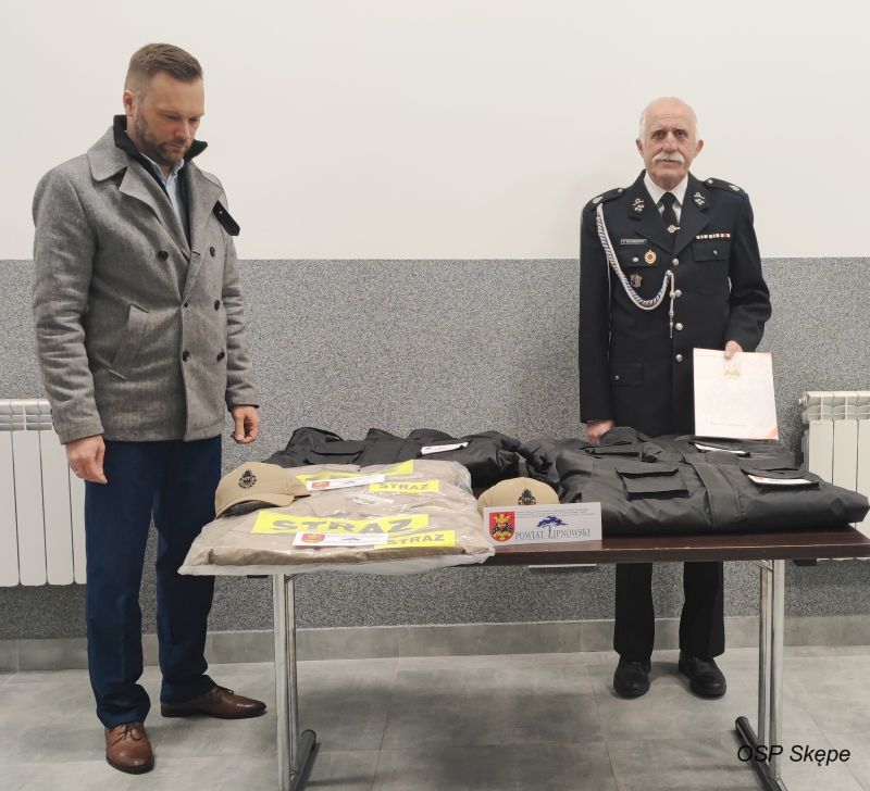 OSP Skępe - przekazanie rzeczy w strażnicy