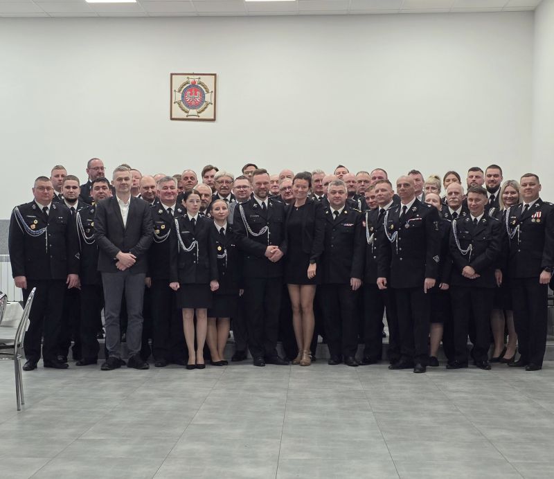 1. Grupowe zdjęcie wszystkich druhów, zaproszonych gości oraz nowego zarzą...Skępem