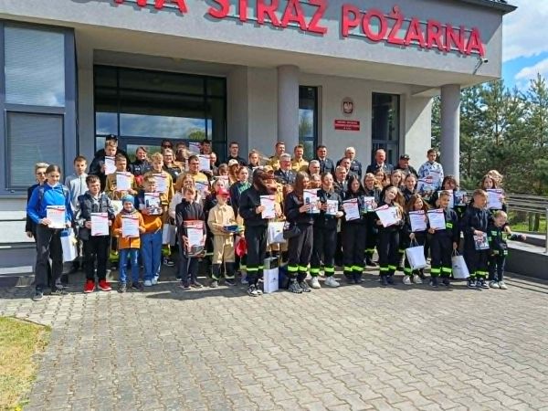 6.Grupowe zdjęcie wszystkich uczestików konkursu.