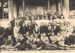 1947 rok Uczniowie z nauczycielami przed budynkiem szkoły (dawny urząd gminy). Archiwum