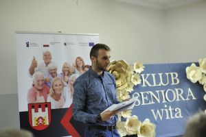 20. Kierownik Klubu Seniora przemawia do zebranych