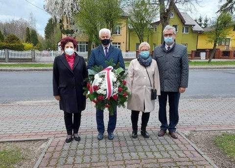 Na zdjęciu Burmistrz Piotr Wojciechowski, Skarbnik Barbara Leśniewska, Przewdniczący Rady Miejskiej w Skępem Janusz Kozłowski oraz Radna Powtau Lipnowskiego Grazyna Frymarkiewicz