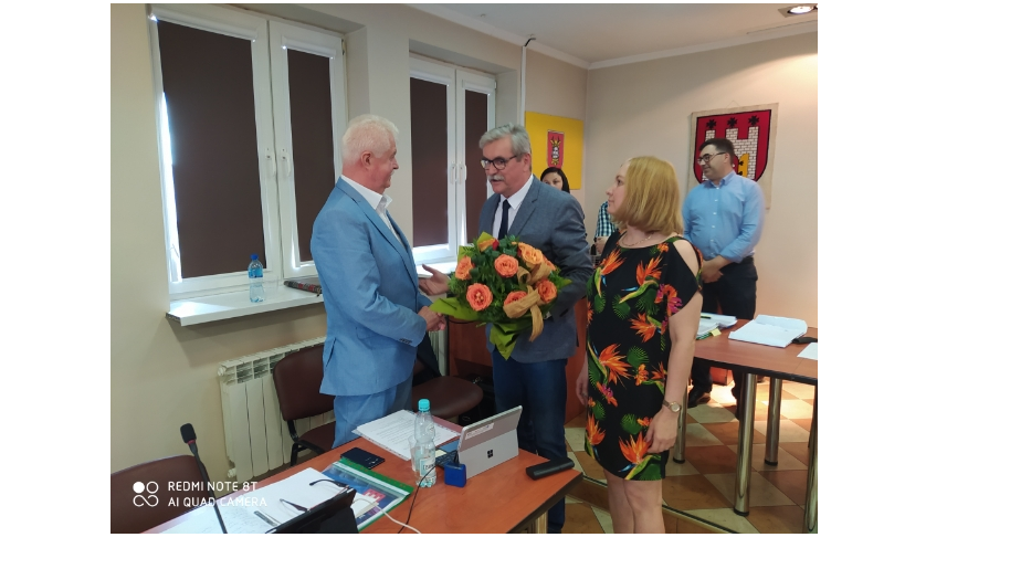 Przewodniczący Rady Miejskiej w Skępem Janusz Kozłowski wraz z Radną Aleksandrą Ruszkowską składają gratulacje Burmistrzowi Miasta i Gminy Skępe Piotrowi Wojciechowskiemu za uzyskane absolutorium. W tle stoją pracownicy Urzędu