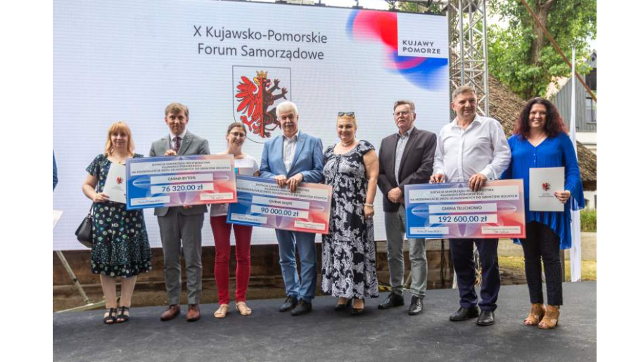2.	Wicemarszałek Województwa Kujawsko-Pomorskiego Zbigniew Ostrowski w towarzystwie przedstawicieli trzech gmin, w tym przedstawicieli Miasta i Gminy Skępe