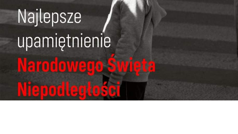 Chłopiec stojący i trzymający biało-czerwoną flagę