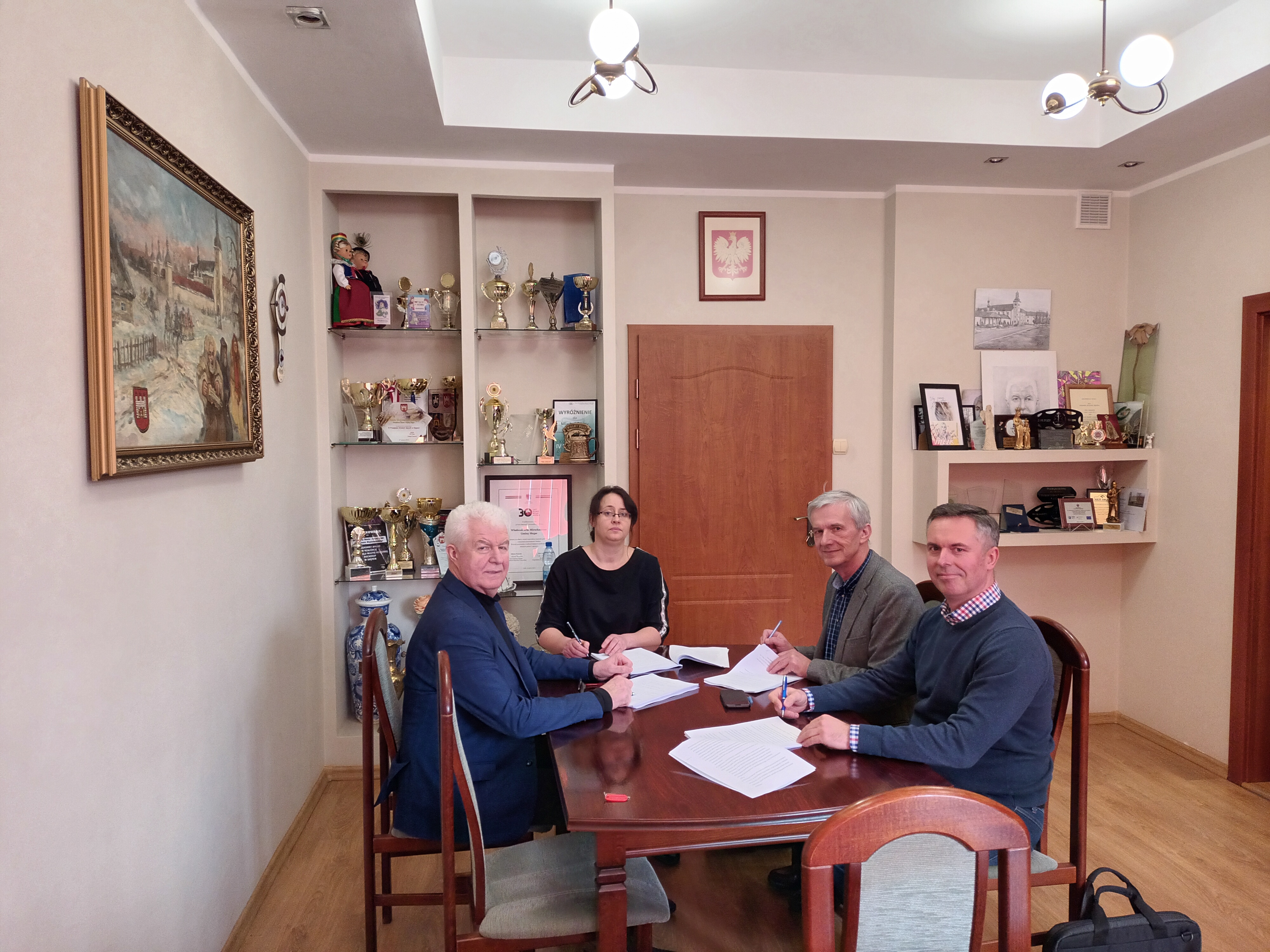 Piotr Wojciechowski, Wioletta Frankowska, Andrzej Kurda oraz Stanisław Detmer podpisują umowę.