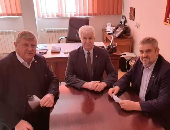 Zdjęcie przedstawia gości w Urzędzie Miasta i Gminy w Skępem od lewej: Wicewojewodę Kujawsko-Pomorskiego Józefa Ramlau, Burmistrza Miasta i Gminy Skępe Piotra Wojciechowskiego oraz Ministra i Posła na Sejm RP Jana Krzysztofa Ardanowskiego.